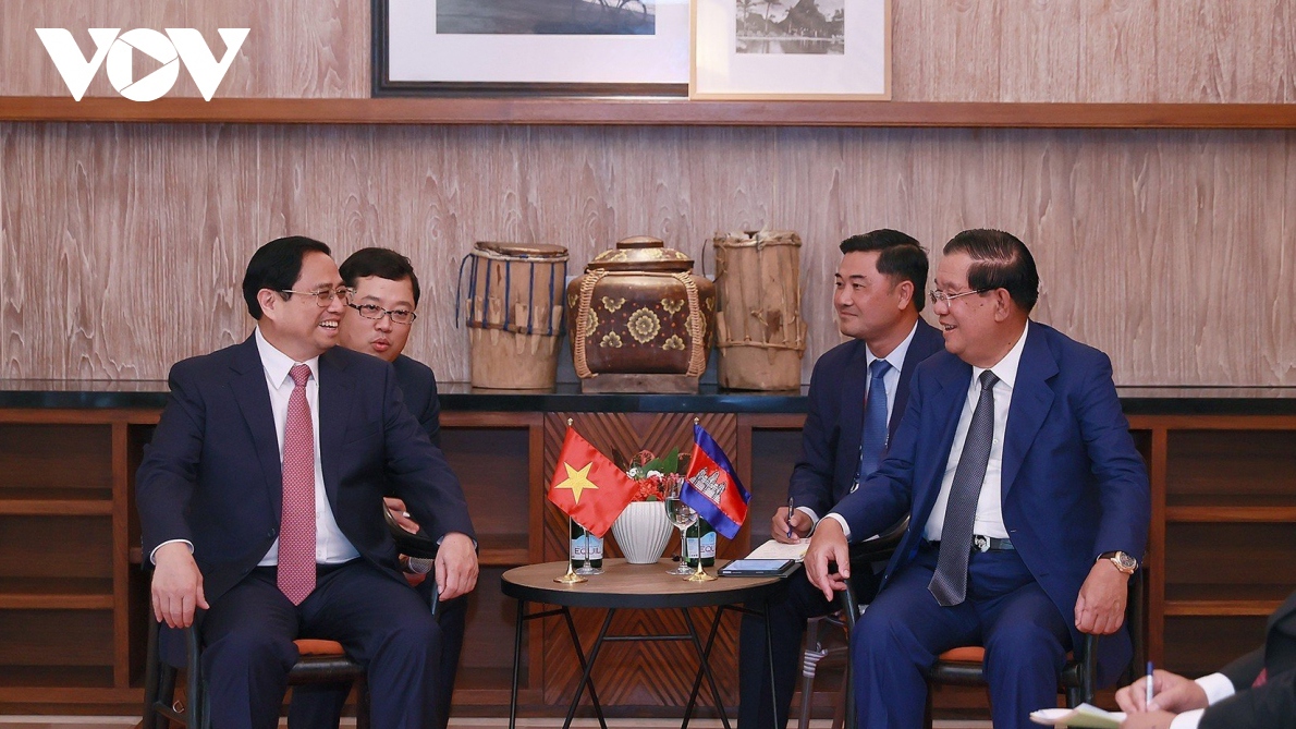 PM Chinh meets with Cambodian counterpart on 42nd ASEAN Summit sidelines